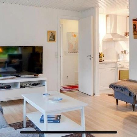 Sommerhus I Blokhus Helt Taet Pa By Og Strand Zewnętrze zdjęcie